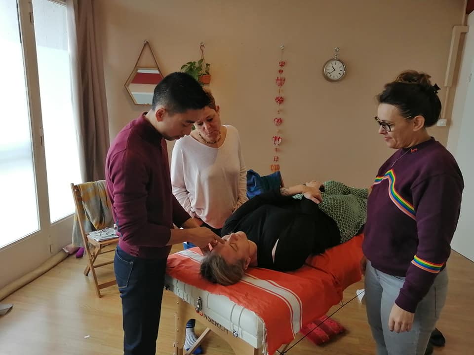 Etudiants en formation avec Thanh-Phong NGUYEN en acupuncture du visage lifting